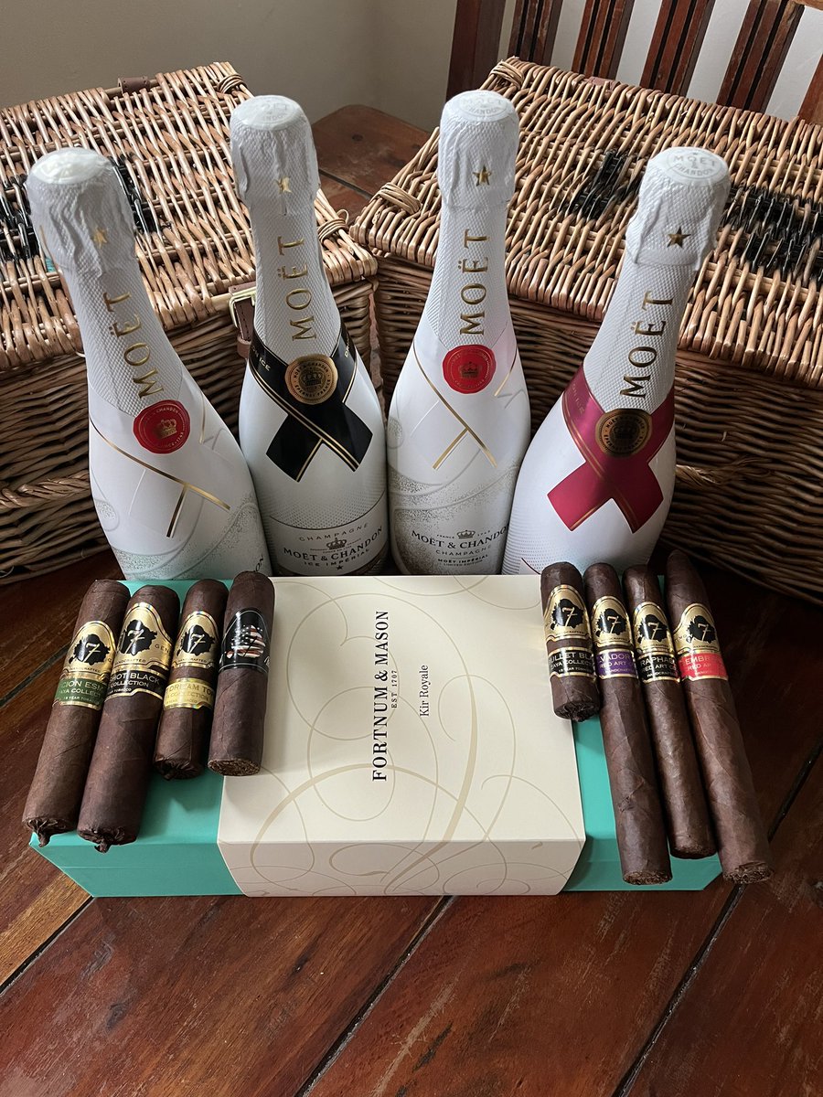 El Septimo Cigars, F&M Hampers , Moet Champagne. Think that’s Christmas covered. Merry Christmas everyone have a wonderful time. #elseptimoceo #elseptimocigars #elseptimo #moet #champagne #fortnums #fortnumandmason #cigars #christmascheer #cigarlover #cigarpassion #hampers