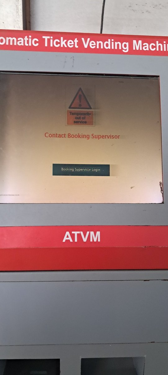 MilindK96077451's tweet photo. This person at Virar East Railway Bridge not allowed people to buy ticket via gpay &amp; taking cash only.

Other 2 machine are out of service.
Please look into the matter.
This person captured this machin more then 3 months.
He was replied that this is his machin. https://t.co/tVbLHIlWeP