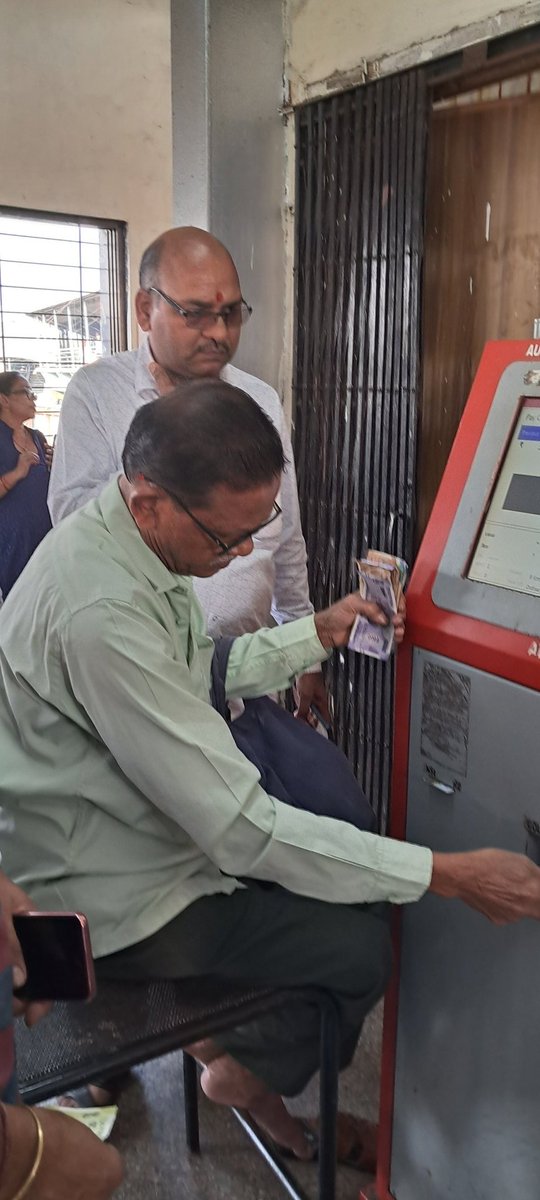 MilindK96077451's tweet photo. This person at Virar East Railway Bridge not allowed people to buy ticket via gpay &amp; taking cash only.

Other 2 machine are out of service.
Please look into the matter.
This person captured this machin more then 3 months.
He was replied that this is his machin. https://t.co/tVbLHIlWeP
