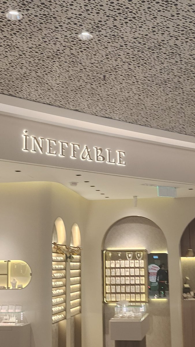 I JUST FELL TO MY KNEES IN A SHOPPING MALL