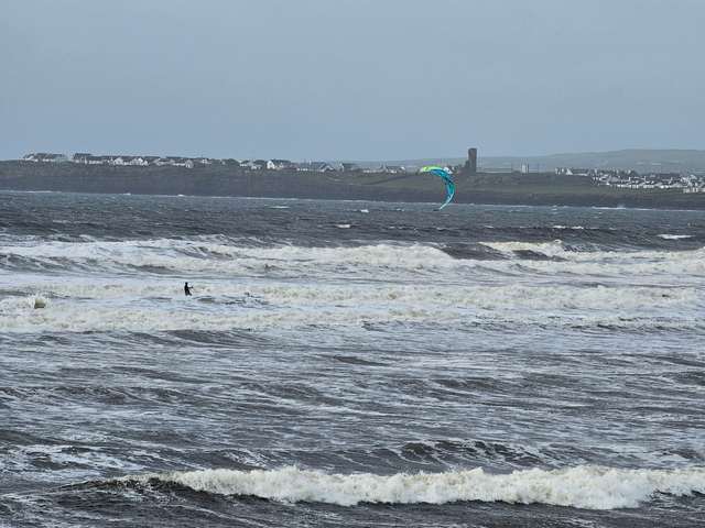 lahinchsurfshop's tweet photo. 6ft blown out waves in a strong onshore wind, 22knt SW. Air 11C, sea 10.8C, high tide 15:03, low tide 08:48 and 21:04 #LahinchSurfReport #Winterwaves https://t.co/ZNOyFlloYP
