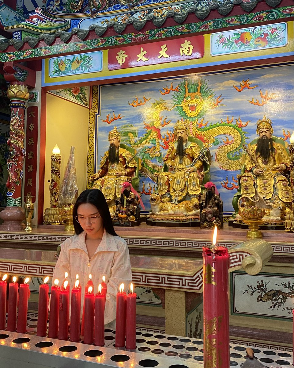 Lookkaeww_k's tweet photo. วันนี้ลูกเกี๊ยวเอาบุญมาฝากนะคะลูกโลก🌎
I went to the temple today. I wish all my fans the best and happiness:) สาธุ รักๆๆๆ 🤍🙏🏻✨

#lookkaewkamollak https://t.co/kYMcL4tEU2