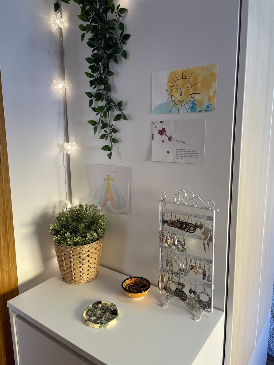 Com de xulissim m’ha quedat aquest raconet amb les postals i el joier de <a href="/lludriga_art/">Llúdriga</a>