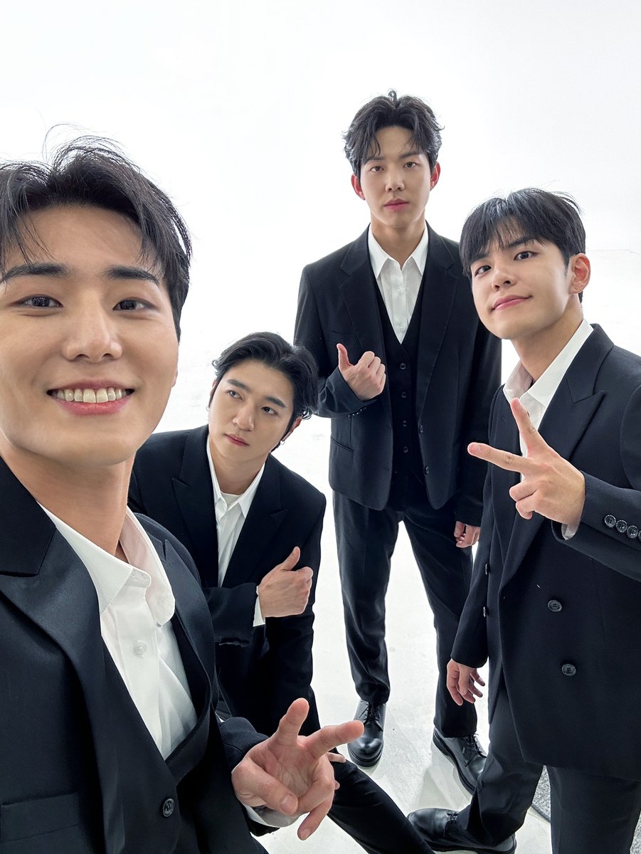 day6official's tweet photo. [ #DAY6_BEHIND ]

My Day의 미소만이
DAY6를 숨쉬게 해요☘

언제나 그렇듯 My Day를
좋아하고, 성원하고, 사랑합니다!💚

#DAY6 #데이식스
#Christmas_Special_Concert 
#The_Present #You_are_My_Day https://t.co/WwyieUqPWw