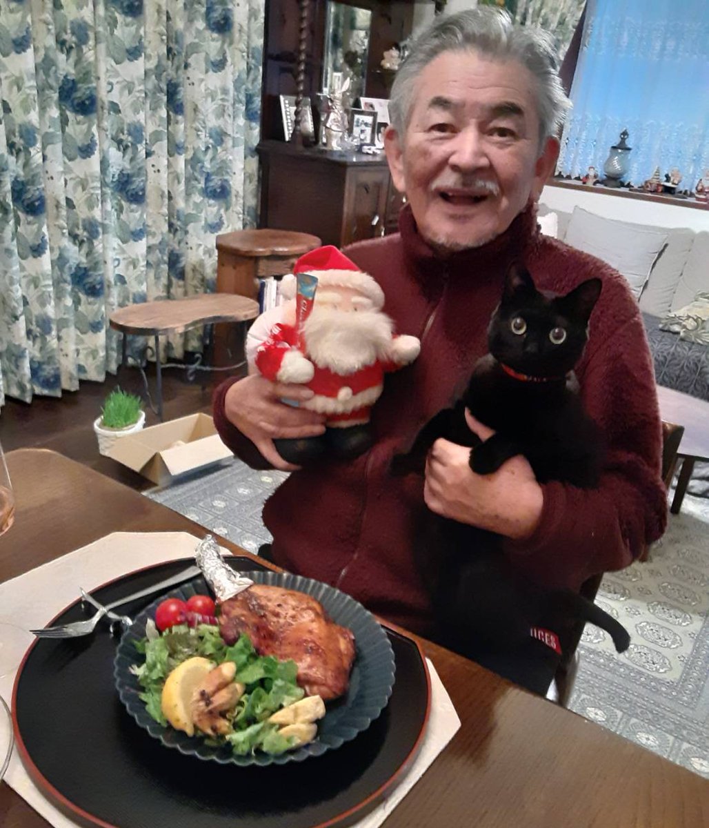 turi2018's tweet photo. 母から「メリークリスマス」って写真が送られてきたんだけど、まるで子育てをしている親子。黒猫が人化してて笑った https://t.co/qVB7CRobaT