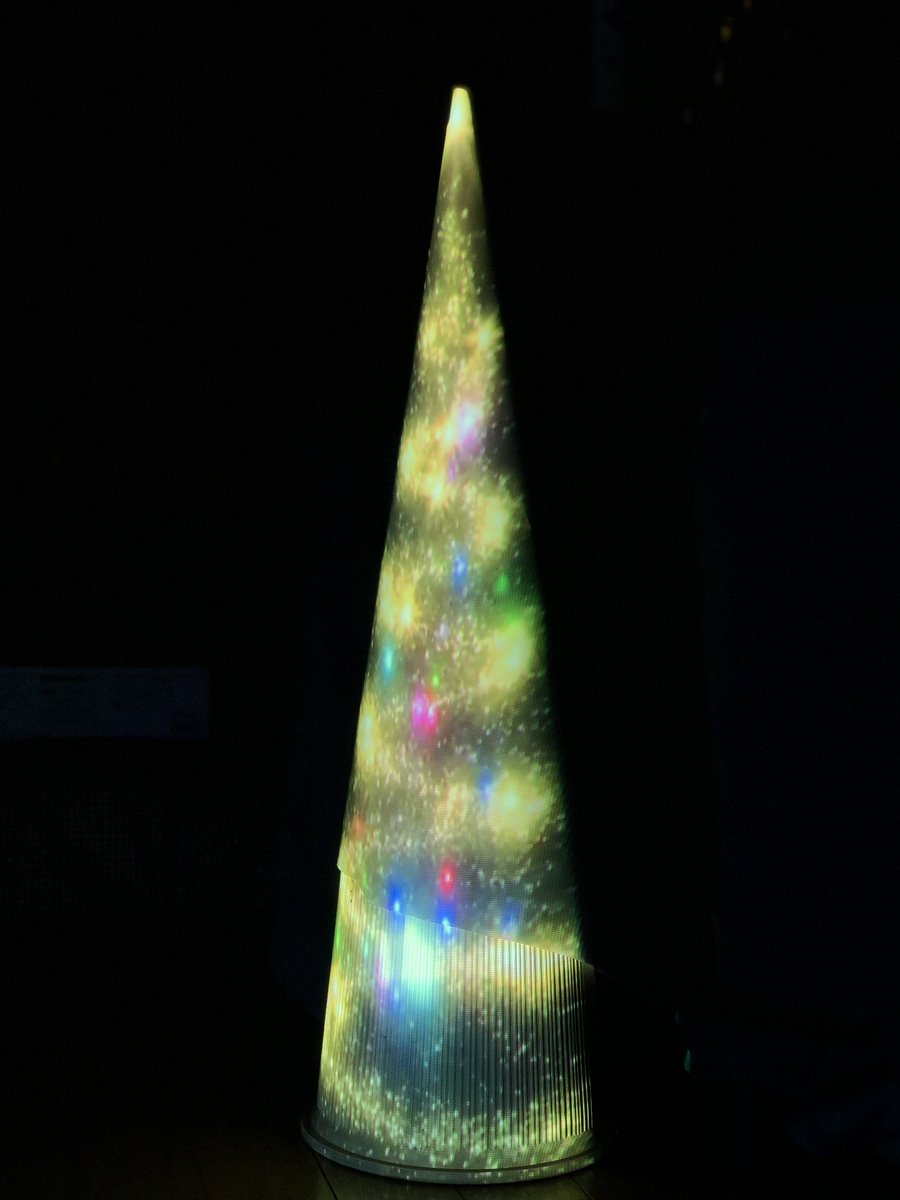 einstein8807's tweet photo. 今年はクリスマスツリーを映像と紙とゴミ箱で作りました笑
結構綺麗で片付けは一瞬ですw⭐️
#クリスマスツリー
#クリスマス
#プロジェクションマッピング
#madmapper https://t.co/T1Bu3MJFra