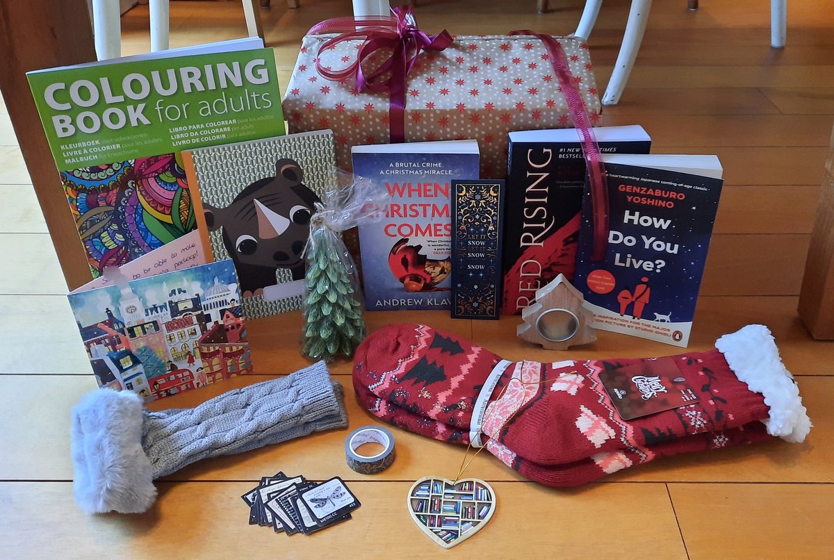 Unwrapped my #tbtbsanta gifts this morning, and I am SO spoiled again by @MaureensBooks89 Thank you very much for making me feel as a kid on Christmas! 🥰
