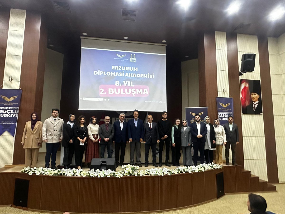 ahmetyesiltepe's tweet photo. Ülkemizin dış politikada yeni nesil kadrolara ihtiyacı var.
Tehditler ile fırsatlar arasında savrulmayacak, küresel ve bölgesel değişimleri iyi okuyacak yetenekli gençlere.

Erzurum Diplomasi Akademisi bu yolda sağlam adımlar atıyor. Gördük. Gururlandık.

Bu alana merak duyan her yaştan genç, her meslekten hevesli, farklı disiplinden gelse de diplomasinin gerektirdiği özelliklere sahip (analitik zeka, aklıselim duruş, yeniliklere açık ve esnek bakış açısına sahip, hoşgörü ve empatide olgun, soğukkanlı, sabırlı, ölçülü davranışı ve gerçekçiliği esas alan, duygusallıktan, öfkeden ve hamasetten uzak, insiyatif alabilen, gerektiğinde ketum ama iletişim kabiliyeti yüksek vd.) kişileri Erzurum’un zihin açan ortamını görmeyi öneriyorum.
Anadolu’nun zirvesinden büyük resim daha net okunabiliyor.

“Doğunun kuzularına”, sevgili kardeşlerimize katkımız olduysa, ne mutlu bize.

Bu vesileyle nazik davetleri için @erzdiplomasi ve @erzurumbld ile kıymetli hocamız @cihangirisbilir’e teşekkür ederim.