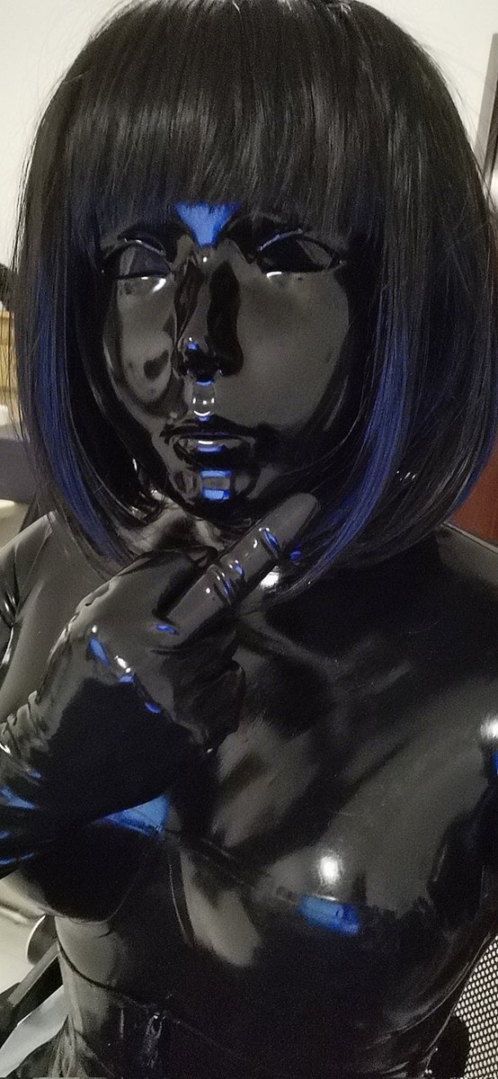 #latex 
这天气，穿胶保暖！