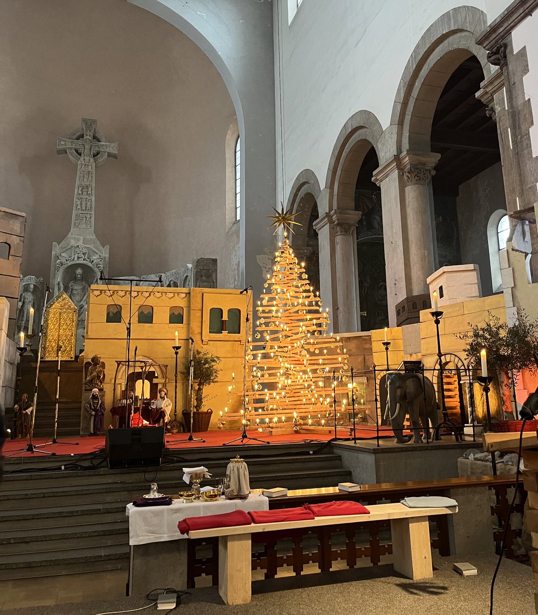 Im Gottesdienst übrigens der Hinweis ein riesiger buschig-grüner Baum sei der Gemeinde in Kriegs- und Krisenzeiten zu dekadent vorgekommen. Daher so: