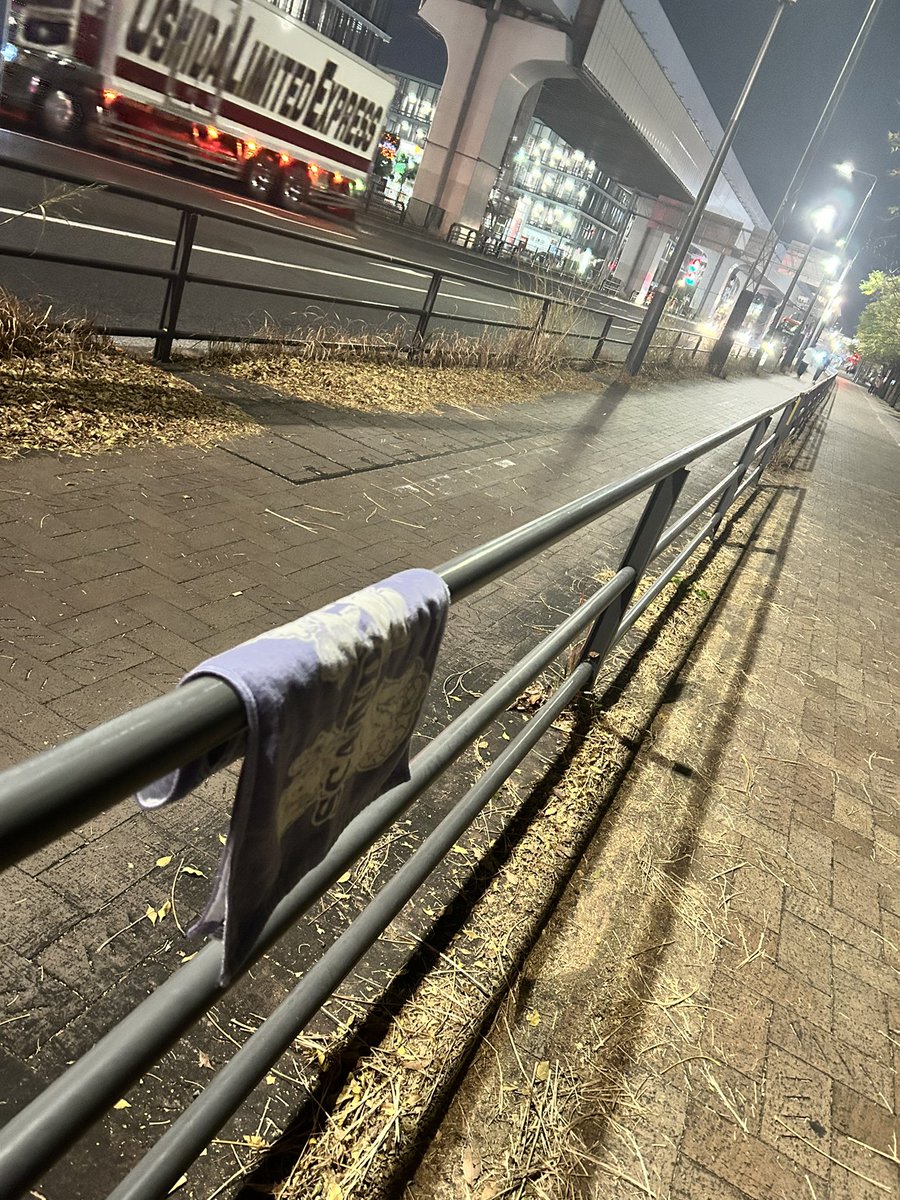 chiha_nat's tweet photo. 豊洲PIT近くの駐車場付近でタオル落ちてました。
会場に届けておきますね〜😊
#ベスクリ #豊洲PIT  #SCANDAL https://t.co/rE4lVcWpgu