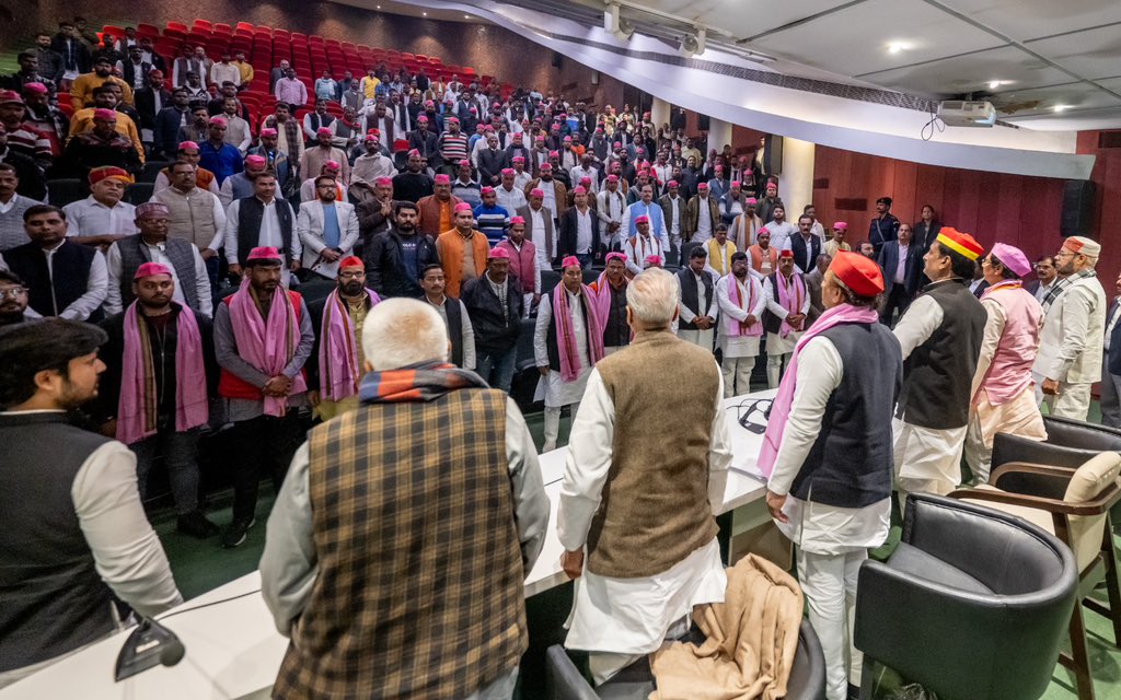 yadavakhilesh's tweet photo. अब नो नौकरी, नो धंधा… यूपी में सब मंदा। https://t.co/8YFJbF17w8
