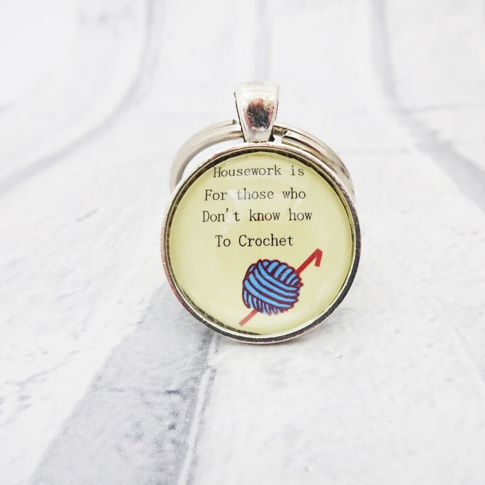 Housework is for those who don't know how to crochet keyring, gag gift for crocheter, crochet keychain, yarn lover gift, funny quote, C1 tuppu.net/722ea3e6 #SMILEtt23 #Etsy #Shopsmall #FunnyCrochetQuote