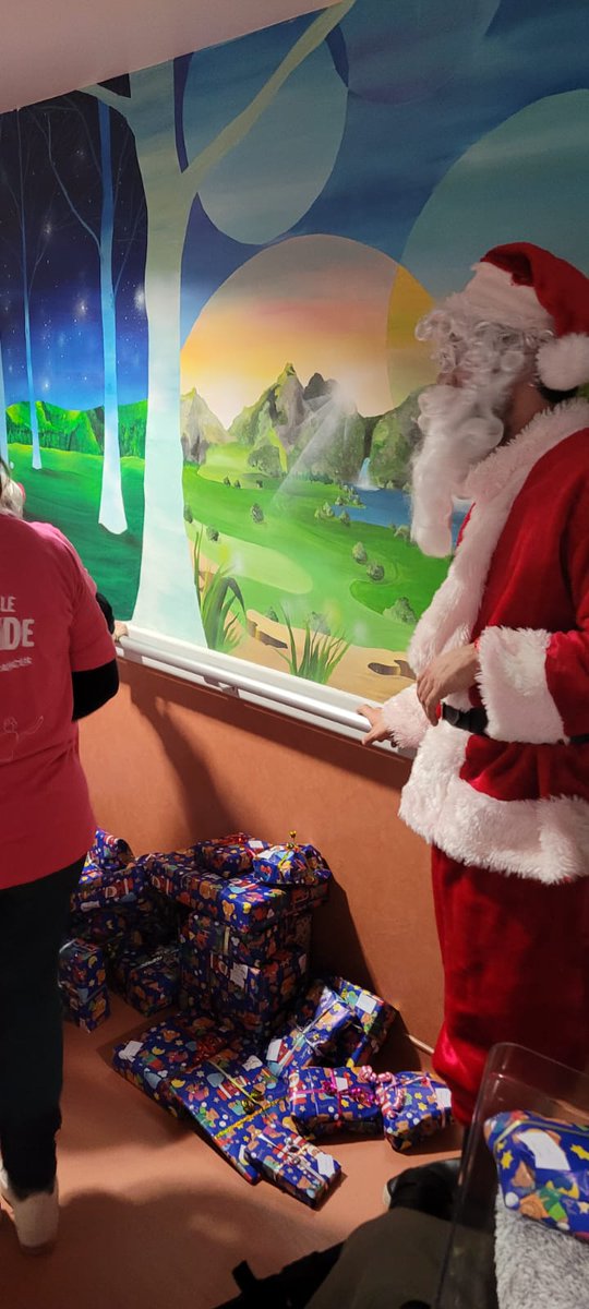 Première apparition du Père Noël au @CHRodez à l'occasion de la fête organisée en pédiatrie dans le cadre de l’opération « 100 Noël dans 100 hôpitaux » de l’association @TLMCofficiel, avec la participation des lycéens du lycée Beauregard de Villefranche de Rouergue 🙏