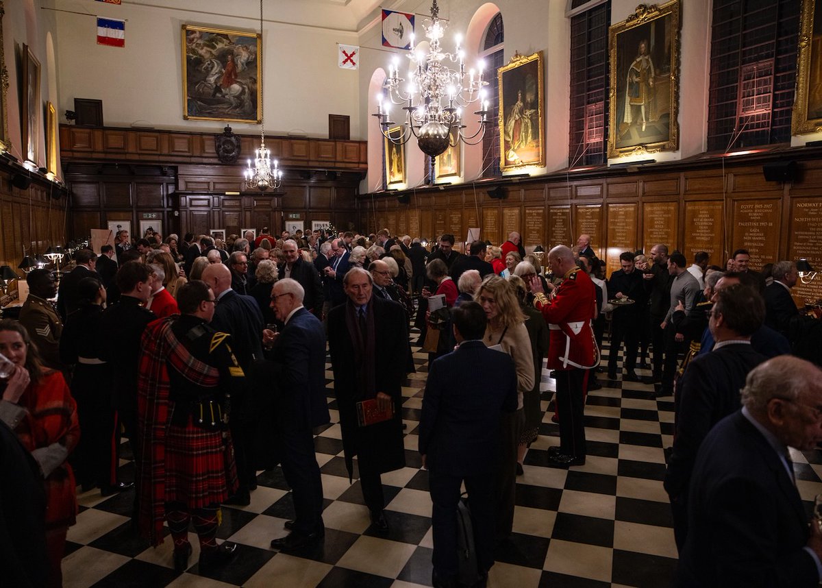 Following the service, guests enjoyed mince pies with Pensioners from @RHChelsea, who were wearing their historic scarlet coats 🇬🇧  

#BritishArmy #BritishArmyMusic #RHChelsea #ForSoldiersForLife