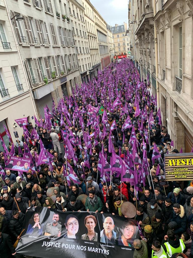 femmeskurdesTJK's tweet photo. Le 23 décembre 2023, hier, nous avons manifesté un an jour pour commémorer nos amis tués lors de l'attentat terroriste au #CDKF, rue d'Enghien.
Plusieurs milliers de #Kurdes et leurs amis étaient là pour réclamer vérité et justice.
#evingoyi
#MirPerwer
#Abdurrahmankizil https://t.co/nCx9wYZ4hp