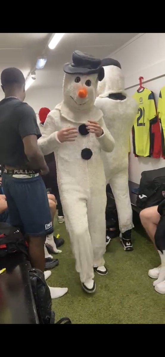Snowman and left back all in a days work and 🎄points lovely. <a href="/KnaphillFC/">Knaphill FC</a>. #winterburn #cleansheet