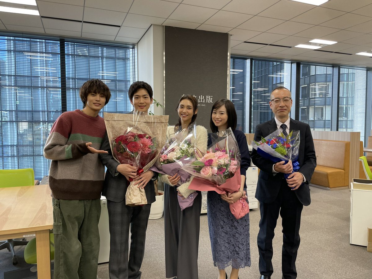 sukihana_fujitv's tweet photo. ** ┈🌸#すき花 クランクアップ🌸┈**

💐椿のお母さん・春木鈴子 役
　  #美保純 さん

💐夜々のお母さん・深雪沙夜子 役
　  #斉藤由貴 さん

💐椿の勤める出版社の社員・乃木夏美 役
　  #山谷花純 さん

💐椿の勤める出版社の社員・三谷彩子 役
　  #杏花 さん

💐椿の勤める出版社の上司・加山悟 役
　  #吉田晋一 さん