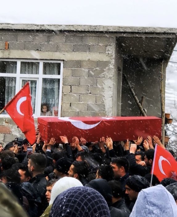 “Şu kopan fırtına Türk ordusudur yâ Rabbi.
Senin uğrunda ölen ordu, budur yâ Rabbi.
Tâ ki yükselsin ezanlarla müeyyed nâmın,
Galib et, çünkü bu son ordusudur İslâm’ın.“
🇹🇷