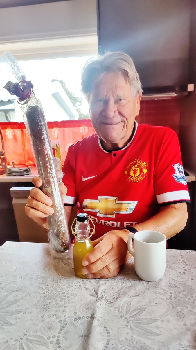 GOD JUL TIL ALLE! ❤️🎅🌲
Feira kontrakt i Eik-Tønsberg med kopp hos Siggen. Sprek 80-åring og gjør en kjempejobb på a-laget.
Derfor overrakte jeg han Jan Halvor-prisen.
Premien var halvmeters pølse og hjemmelaga dram.
Pølsa kan deles – kvælern kan du beholde 😉
Sees i 2024! 🤍🖤