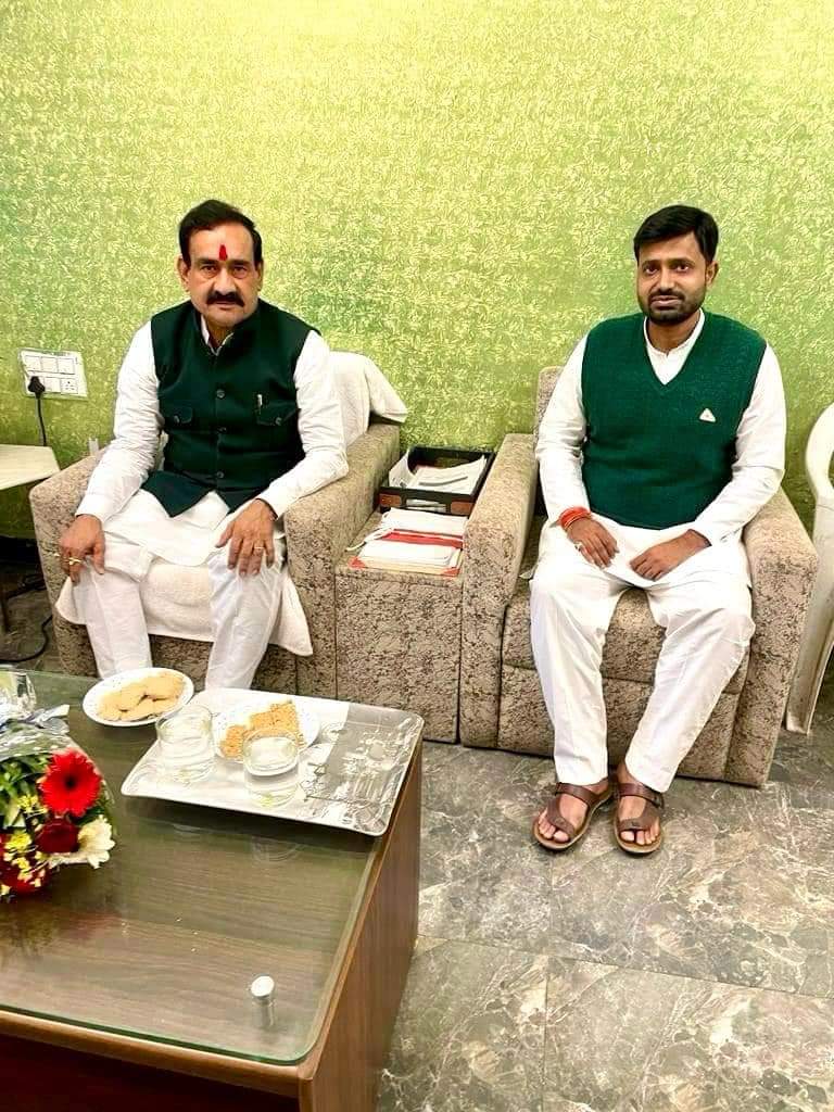 बीजेपी के वरिष्ठ नेता और मध्य प्रदेश सरकार के पूर्व गृहमंत्री आदरणीय  <a href="/drnarottammisra/">Dr Narottam Mishra</a>  जी से मिलकर मार्गदर्शन व आशीर्वाद लिया।

निश्चय ही आपके अनुभव और ज्ञान से परिपूर्ण हुआ, आपका सानिध्य सदैव बना रहे।