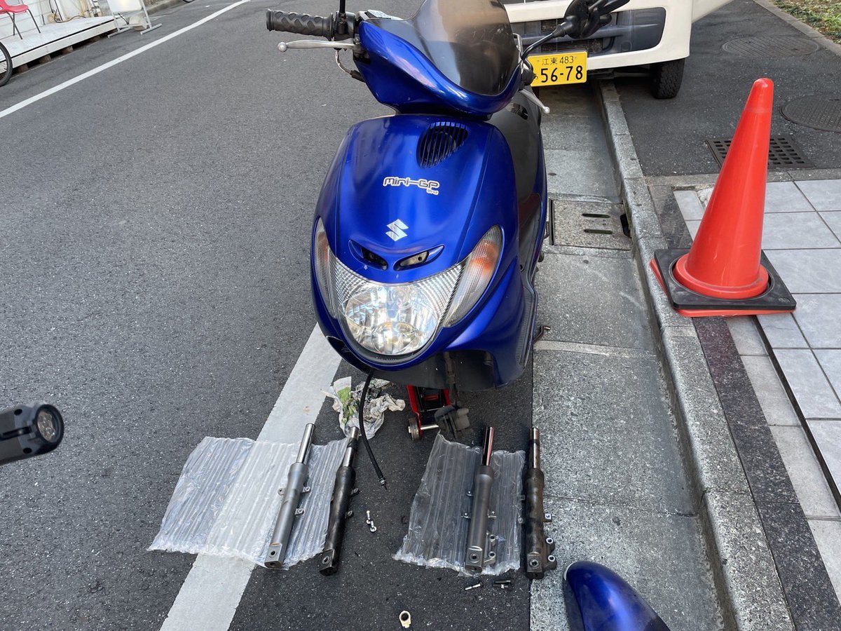 miss_fire55's tweet photo. フロントサスペンションが油漏れが酷かったのでヤフオクで中古のオーバーホール済みのフロントフォークを見つけたので交換したよ
タイヤとホイールも交換したし、足廻りは完璧！
#cf11a
#アドレス110
#フロントフォーク交換 https://t.co/ct6OFQbPFI