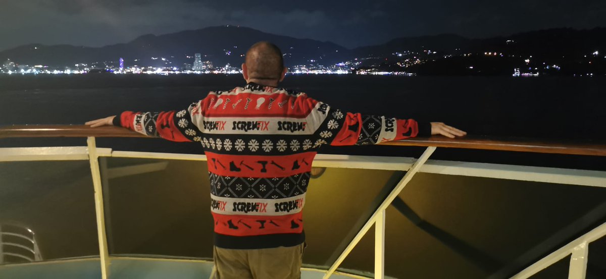 BeerGeek5's tweet image. Absolutely melting in my @Screwfix jumper. Currently 32°c in Thailand.