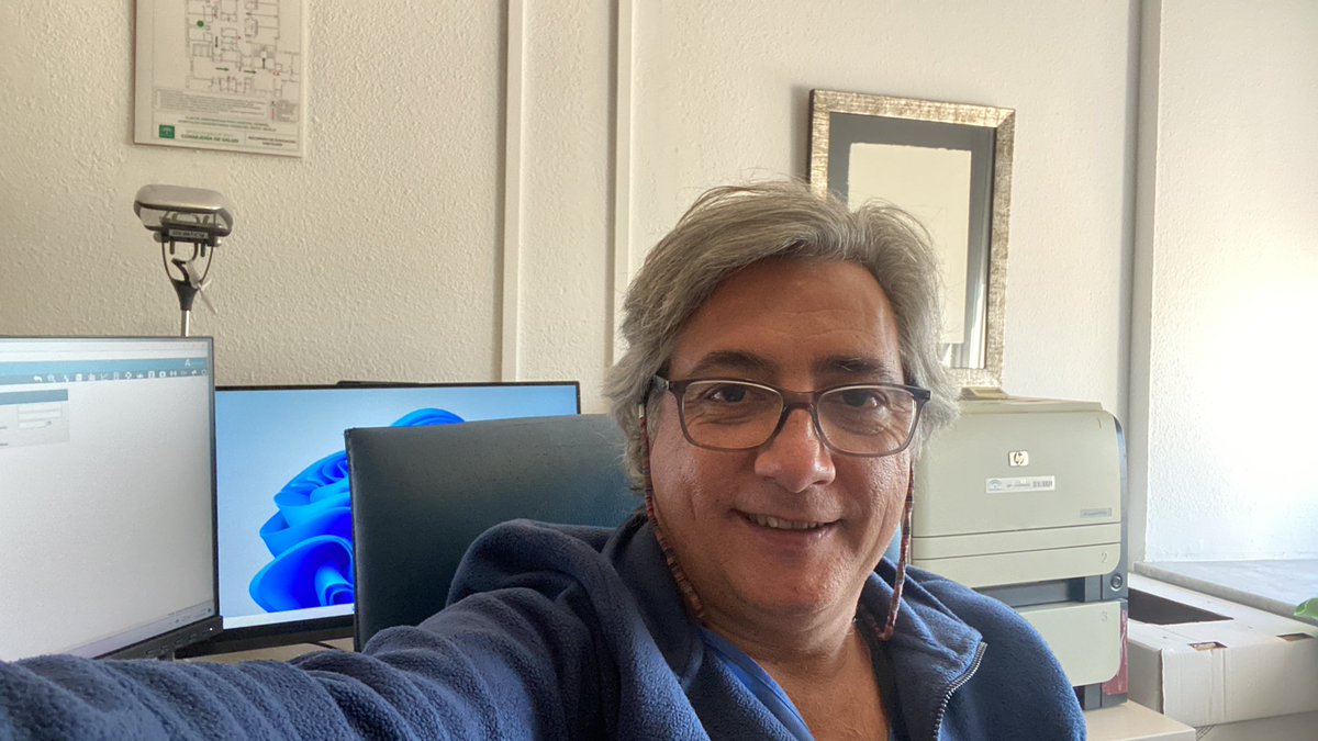 Hoy algunos pasaremos la Navidad en el <a href="/HospitalUVRocio/">Hospital Universitario Virgen del Rocío</a> . Siempre es de agradecer, que tu jefe de servicio <a href="/PadilloJavier/">Javier Padillo</a> venga con el desayuno y a felicitarte la navidad al mismísimo hospital. 15 años lleva haciéndolo. Feliz Navidad!!!