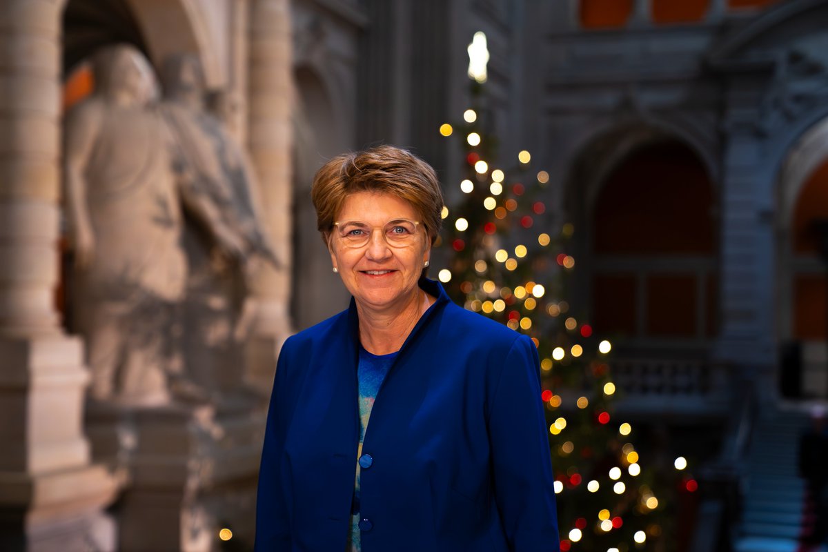 Ich wünsche Ihnen und Ihren Angehörigen wunderbare Weihnachten und ein frohes Fest! Tragen Sie Sorge zu sich. 😊 Ich bedanke mich herzlich bei allen, die in diesen Tagen arbeiten und für die Gesellschaft im Einsatz stehen.