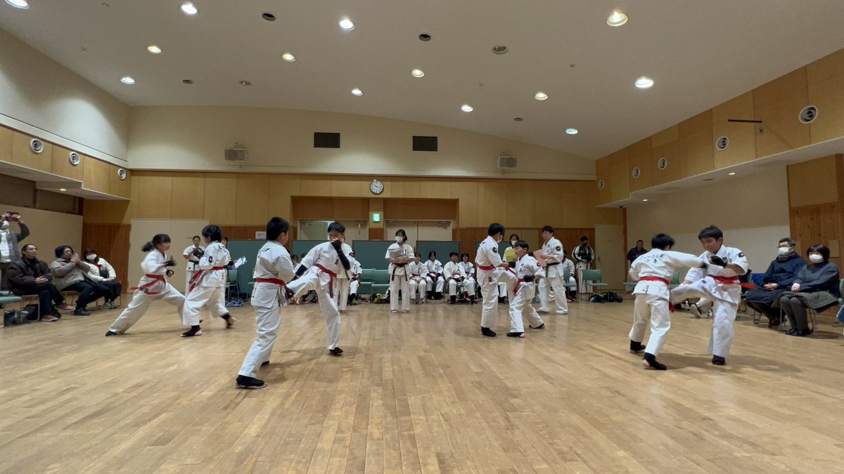 TOSHINkarate's tweet photo. クリスマスイブ🎄の今日はみんなでカラパしました🎉これを我々はEND OF THE YEARと呼んで、ここ数年毎年開催してます。
全員道着着用で集合し、
各々が形や組手を披露して、ご父兄の方に今年1年での成長を見て貰えたと思います！
#toshinkaikan #musickarate #ミュージック空手 #空手パーティー https://t.co/kxSTx7w5hu