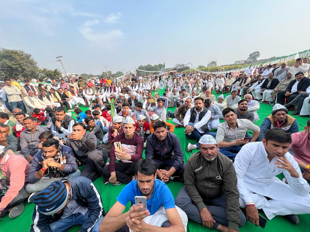 गांव गाधी, बागपत
#समरसता_अभियान_गांव_चलो

आदरणीय चौधरी चरण सिंह जी के उसूलों व देश सेवा के प्रण को, वर्तमान के युवाओं-बेरोजगारों को अवश्य सुनना चाहिए। अपने पुरूषार्थ पर विश्वास, अपनी मिट्टी से जुड़ाव, पहचान पर गर्व और कर्मों में देशसेवा की सच्ची भावना की प्रेरणा वहीं से मिलेगी।