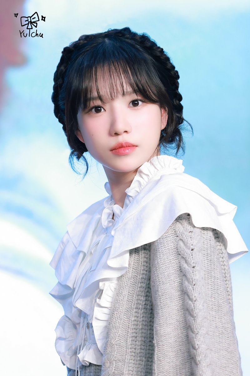 yulchu1022's tweet photo. 231217 💕
잡았다!!🧐
 
#조유리 #JOYURI #チョユリ https://t.co/s0luNGFNa8