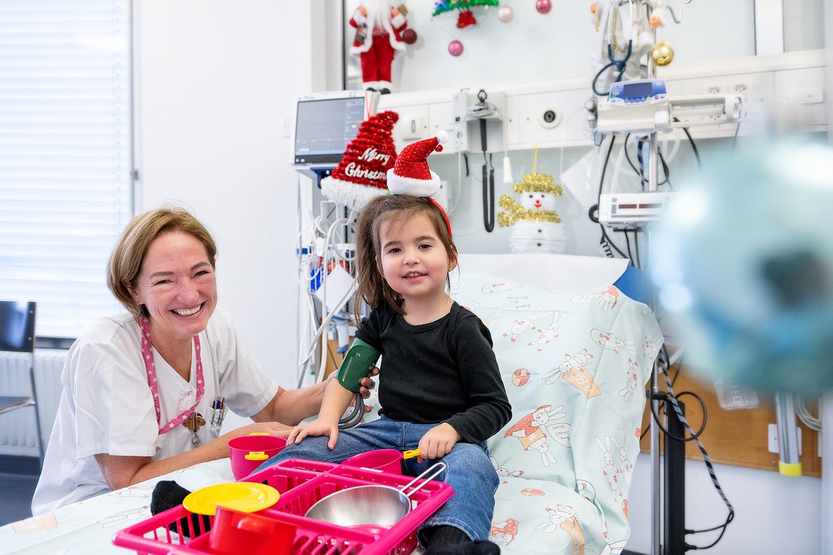 Naila kam mit kranken Nieren zur Welt. Seither kümmern sich unsere Profis liebevoll um das Mädchen. Ihre Eltern haben auch in diesem Jahr nur einen Wunsch: dass Naila vollständig gesund wird. 🎄 Wir wünschen allen besinnliche Festtage.🎁