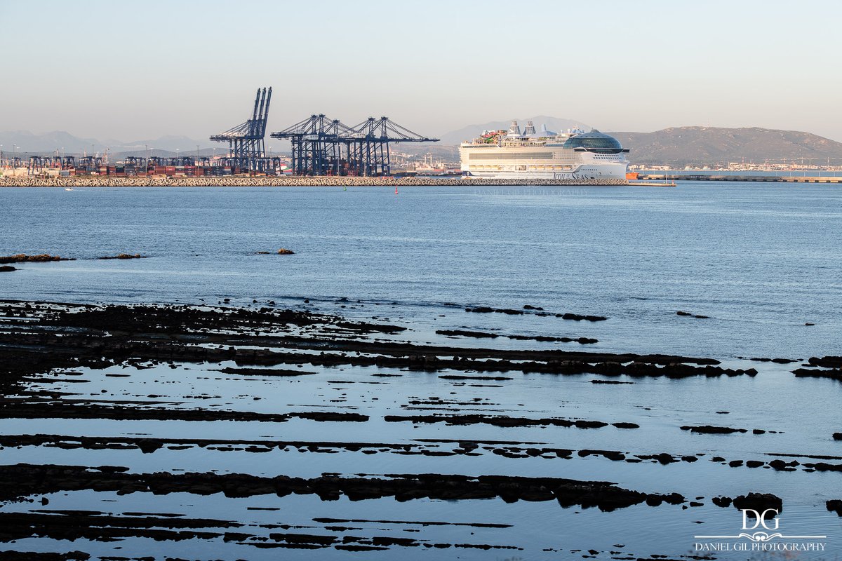 Escala técnica del crucero 'Icon of the Seas' del grupo @RoyalCaribbean en las instalaciones del @PuertoAlgeciras para recibir suministro de Gas Natural Licuado antes de poner rumbo hacia su presentación en Miami. Reportaje completo en: danielgilphotography.com/post/icon-of-t…