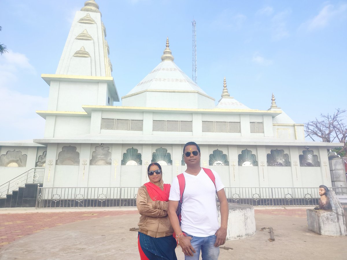 बढ़ती उम्र का भी अपना अलग मजा है, आखें धुंधली हो जाती हैं,
लेकिन लोगों को पहचानने में आप माहिर हो जाते हो।
#अपने_अनुभव
🤷🏻‍♀️🤷🏻‍♀️