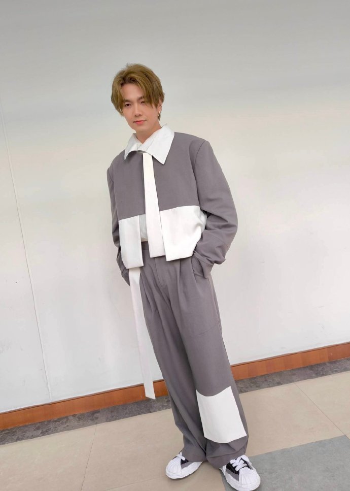 BAITIAN_OFFICIAL Weibo Update

ขอบคุณ <a href="/JakeB4rever/">BIU.</a> (Buildurluve4U) Upper body สูทสั้นคอวีเล็กออริจินัลของ BAITIAN กางเกงขายาว &amp; เสื้อคอปกไม่สมมาตร 👔  สุดหล่อ! ! ! 😍

#BuildJakapan <a href="/JakeB4rever/">BIU.</a>