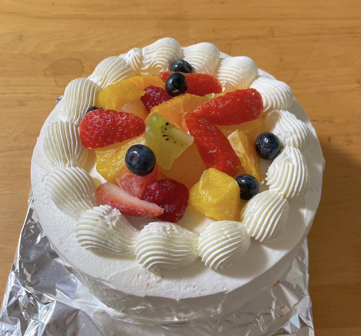 haruka_7110's tweet photo. クリスマスケーキ🎂
今年はフルーツショート！
諸事情によりお皿が手作りアルミ箔皿🤣 https://t.co/z09GgnyePE
