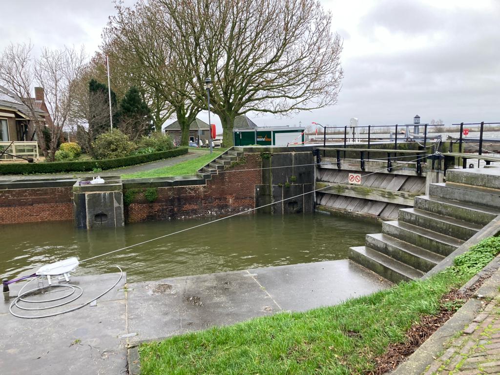 Vanochtend zijn de buitendeuren van de Sassluis extra vergrendeld. We plaatsen een noodpomp in binnenhaven #Enkhuizen. Zo dragen we bij aan het stabiliseren van het waterpeil. De waterveiligheid is niet in het geding. Vanaf maandag inspecteren we extra de dijken en kunstwerken.