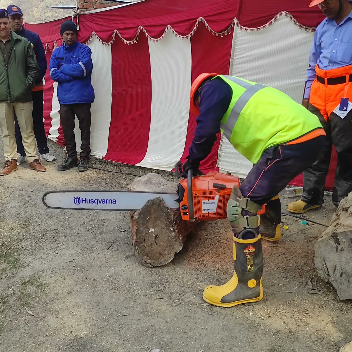 HP_SDRF's tweet photo. In our mission to increase disaster preparedness, we are actively engaged in the ongoing procurement process for essential equipment. Join us as we strive towards a safer future together.
#ddmamandi  #ddmashimla  @himpolice #sdma #ndrfindia https://t.co/qBrw6H9NfK