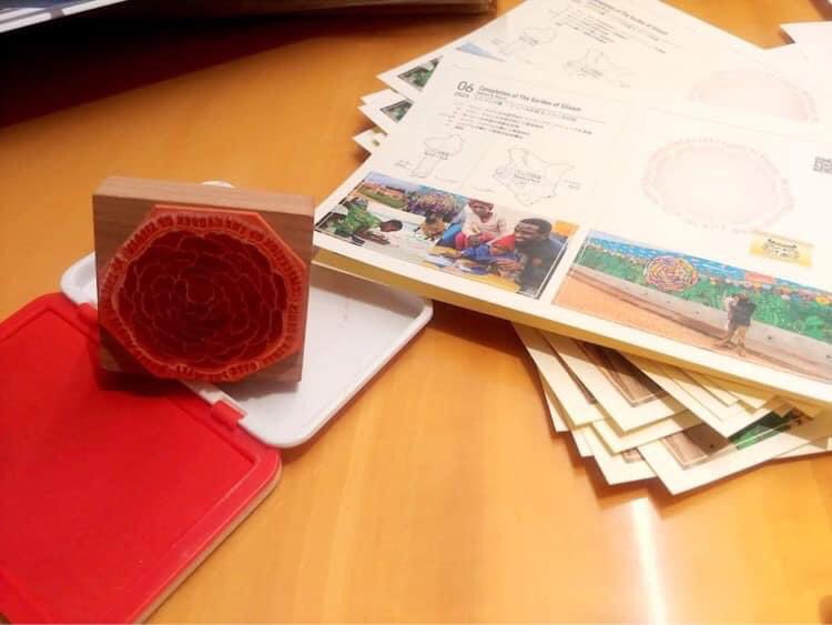 OvertheWall_WMP's tweet photo. 【OTWご挨拶】
先日、年末恒例の、サポーターの方達への報告書発送業務を行いました❗️毎回この作業をすると、今年もたくさんの方たちに支えられたプロジェクトだなぁと思います。
今年はベナンとケニア。
そして来年は日本との外交関係樹立30年を迎えるパラオ共和国での壁画制作を予定しています。 https://t.co/yfuaATn73y