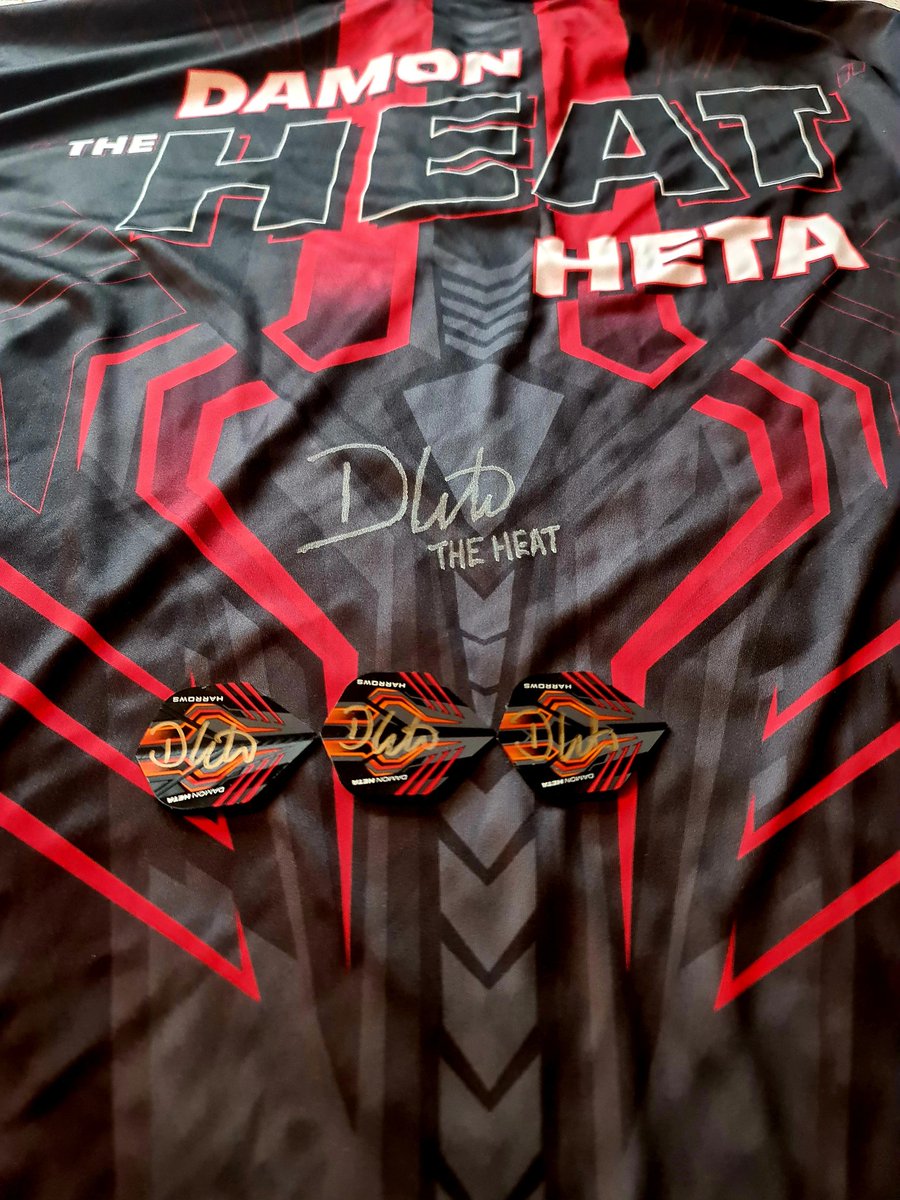 Roger180Osborne's tweet image. 🎅🎯🎄🎁 Xmas Giveaway!! 🎁🎄🎯🎅

Signed @DamonHeta180 Shirt &amp;amp; signed flights 🤩

To Enter do all the following ⤵️

RT 🔄
Like ❤️
Follow ➡️ @Roger180Osborne &amp;amp; @DBs180 
Tag your friends 🫱🏻‍🫲🏼

Good luck, winner announced 5th January 🎯👍🏻