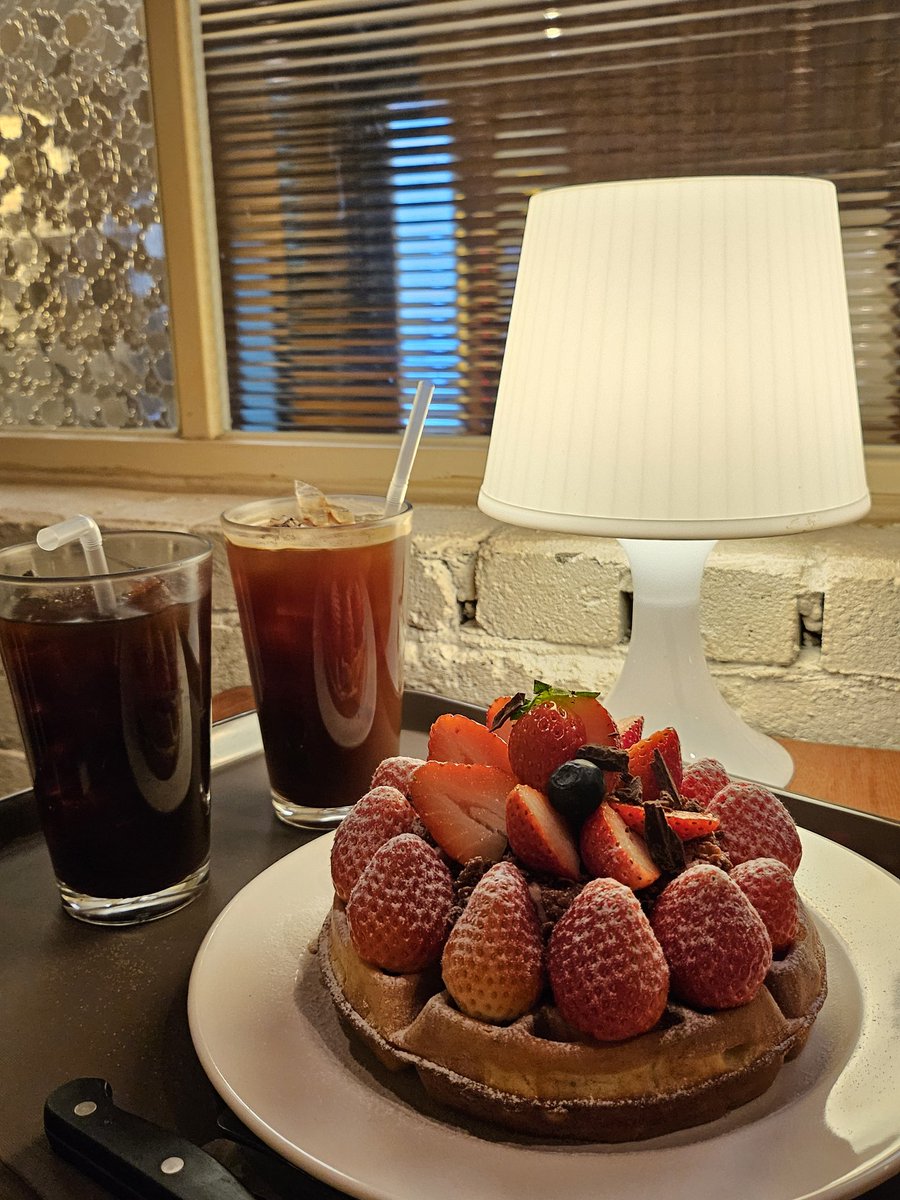 S_Yeon_22's tweet photo. 모던테이블 딸기초코와플 ,, 진짜 대대대존맛탱... https://t.co/oHoGVHKeSo