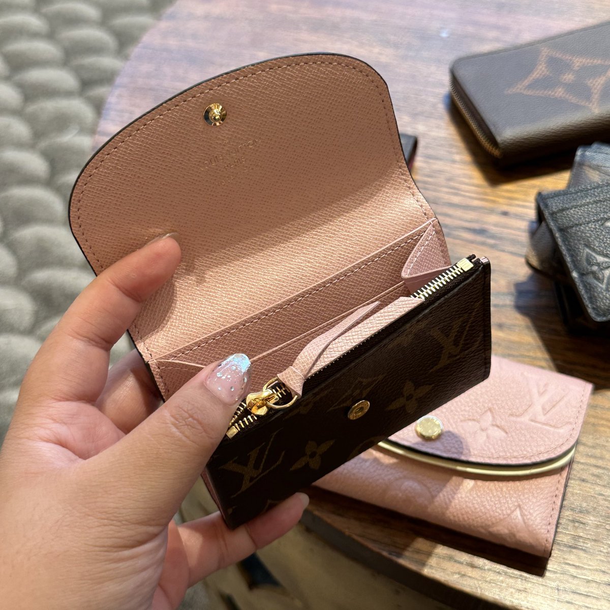 เท่าที่วันนี้นั่งไล่ดูพวก card holder , wallet นี่รู้สึกของ LV ราคาดี คุ้มราคาสุดแล้ว ราคาไม่แรงเกินแบบหลายๆแบรดน์อยู่ที่ 14k-16k ทั้งแบบแคนวาส กับ หนังเลยอ่ะ สายพกกระเป๋าเล็กๆแบบเราคือฟินฉ่ำ มีให้เลือกหลายแบบมากกกก 👛⭐️