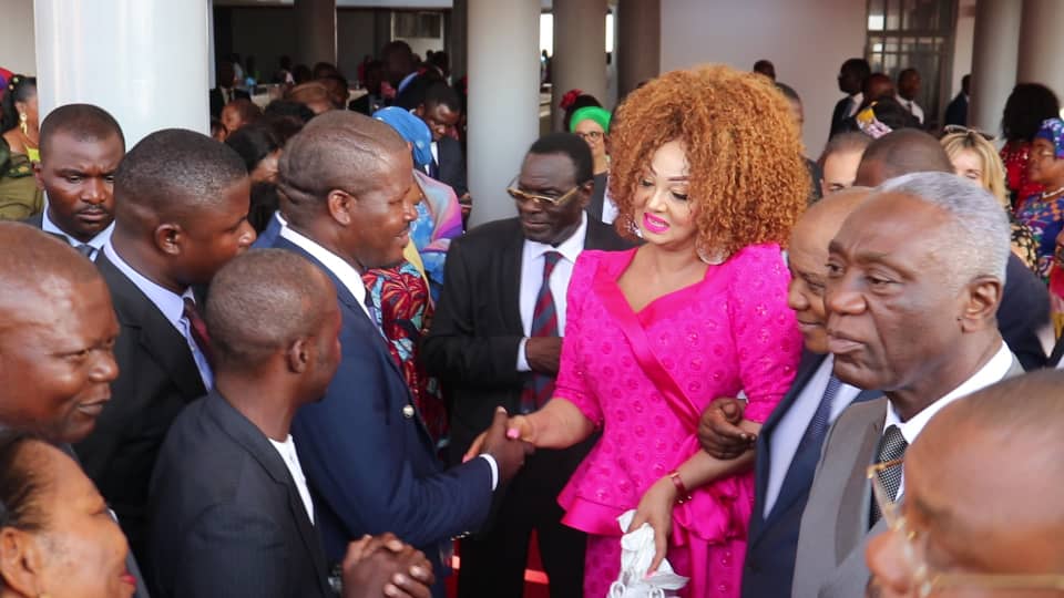 mbeng_boum's tweet photo. J'ai eu le plaisir d'être l'invité de la Première Dame du #Cameroun @ChantalBIYA_Cmr au cours de laquelle le @ChracerhP a remis le Prix du 1er centre de la #FIV reçu au Prix Africain du Leadership en Santé #Palsa
@ChantalBIYA_Cmr @AnneNjom @DrManaouda @JosephLE_ @albertleanne https://t.co/X3f7m14WqG