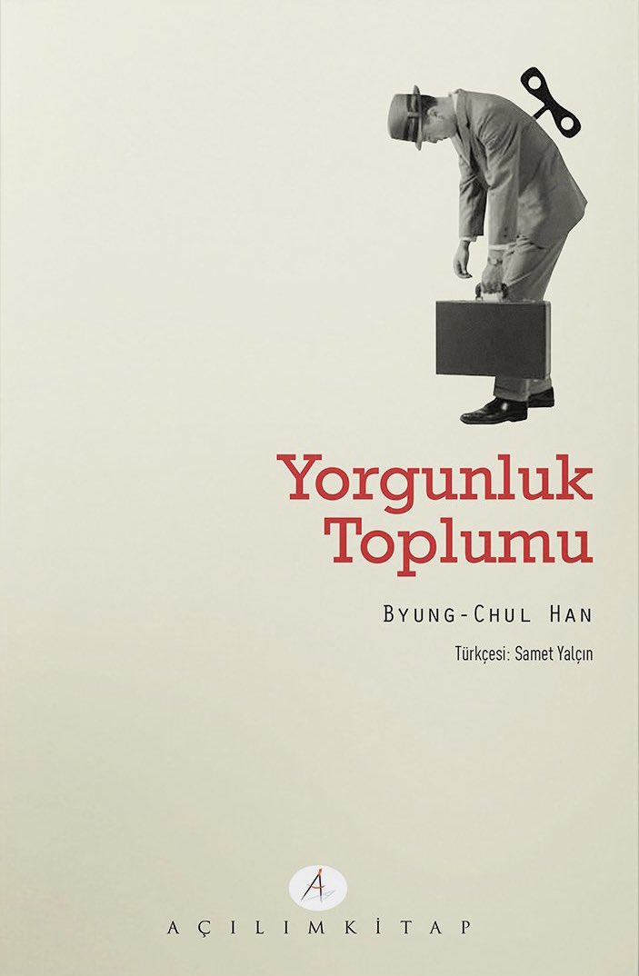 “Günümüz toplumu artık Foucault’nun bahsettiği hastaneler, tımarhaneler, hapishaneler, kışlalar ve fabrikalardan oluşan bir disiplin toplumu değil. 

Bunların yerini çoktan beridir fitness salonları, bürolardan oluşan gökdelenler, bankalar, havaalanları, alışveriş merkezleri ve