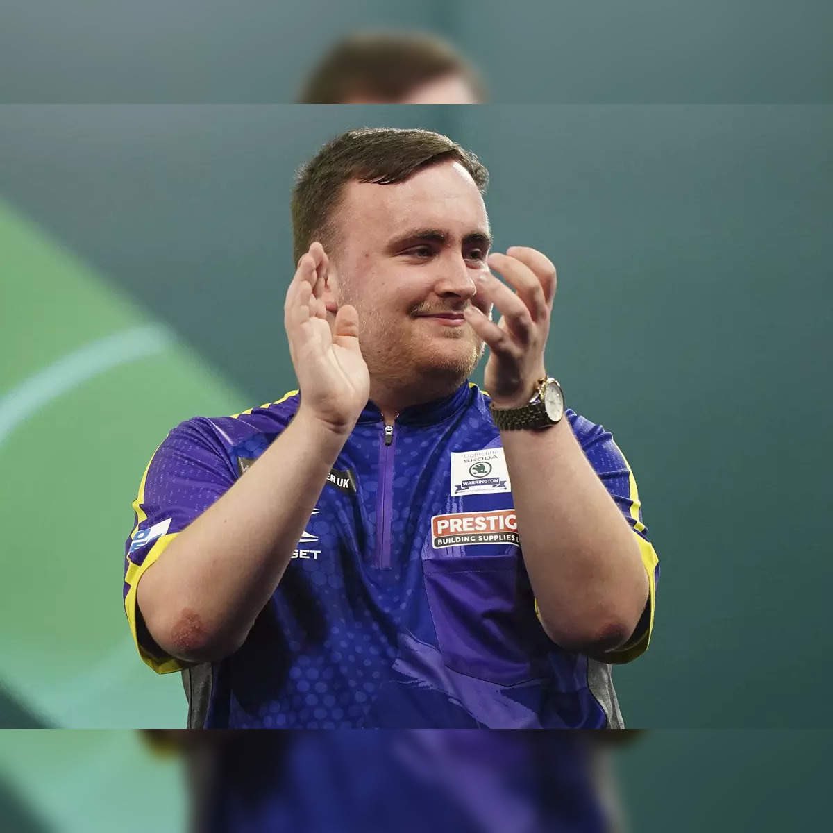 baklid_simen's tweet photo. Kjør da @MariusThorp , get in there @LukeTheNuke180  🎯#DartsWM https://t.co/d9hXAXlMN6