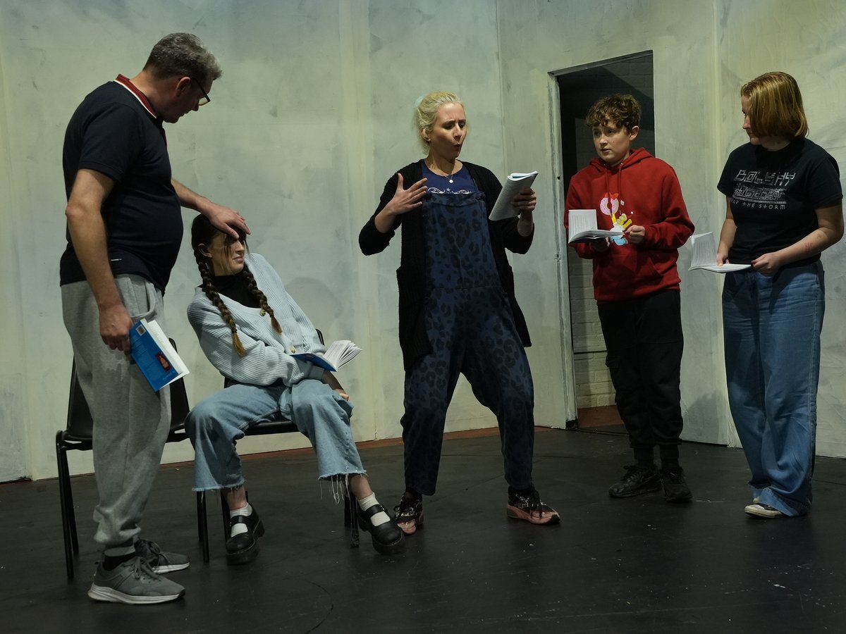 "Introducing Andy, I'm Andrea but you can call me Andy, definitely not Andy Pandy!" 👩‍🦱

Rehearsals are well underway for the Suitcase Kid - have you got your tickets yet? 🎭

#thesuitcasekid #JacquelineWilson   #ramsbottomtheatre #whatsonramsbottom