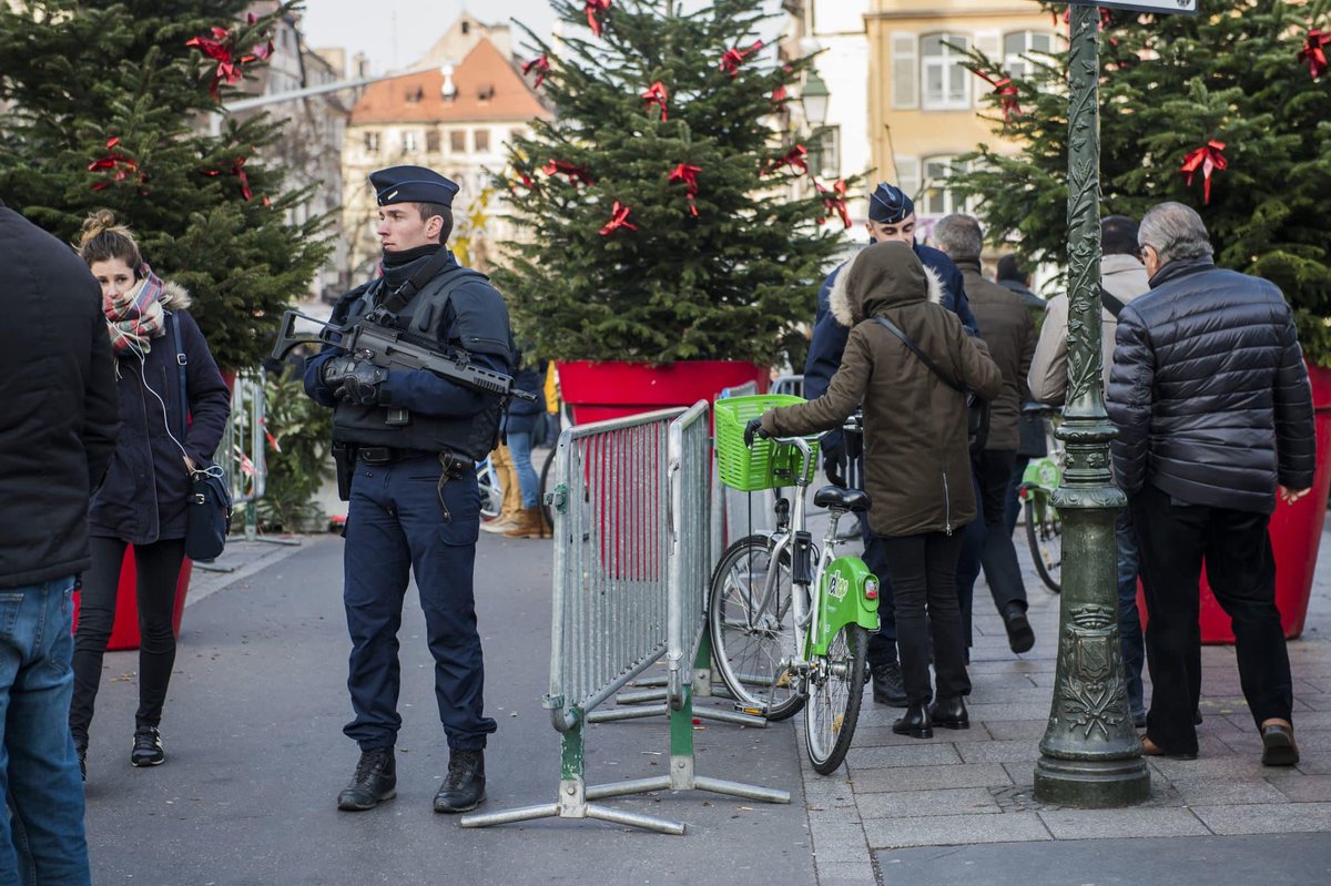 DamienRieu's tweet photo. Blocs en béton, dispositifs anti-camions, fouille des sacs, panneaux vigipirate, portiques de sécurité, militaires sentinelles partout… l’esprit de Noël dans un pays islamisé 🥰🎄🎅🏼 https://t.co/8j5Z55lQ4Z