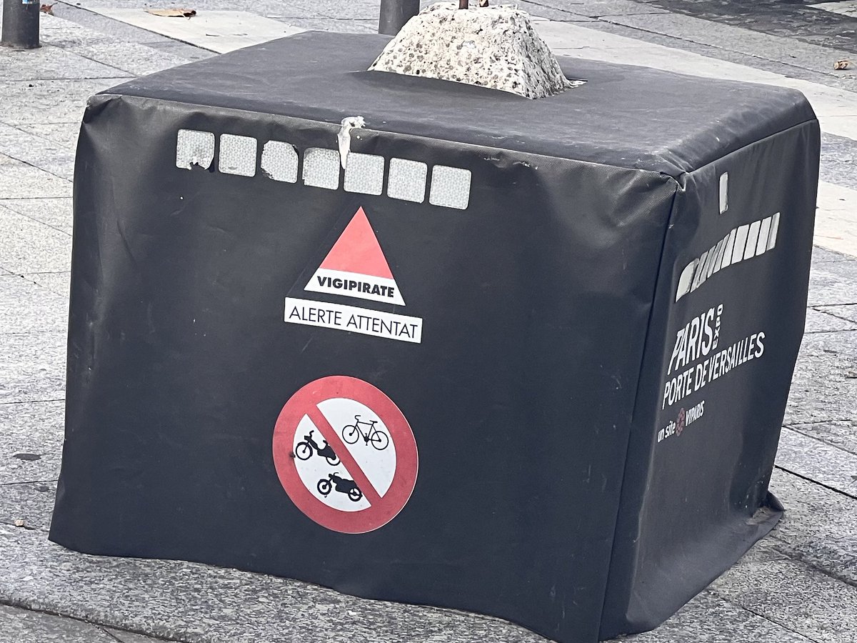 DamienRieu's tweet photo. Blocs en béton, dispositifs anti-camions, fouille des sacs, panneaux vigipirate, portiques de sécurité, militaires sentinelles partout… l’esprit de Noël dans un pays islamisé 🥰🎄🎅🏼 https://t.co/8j5Z55lQ4Z
