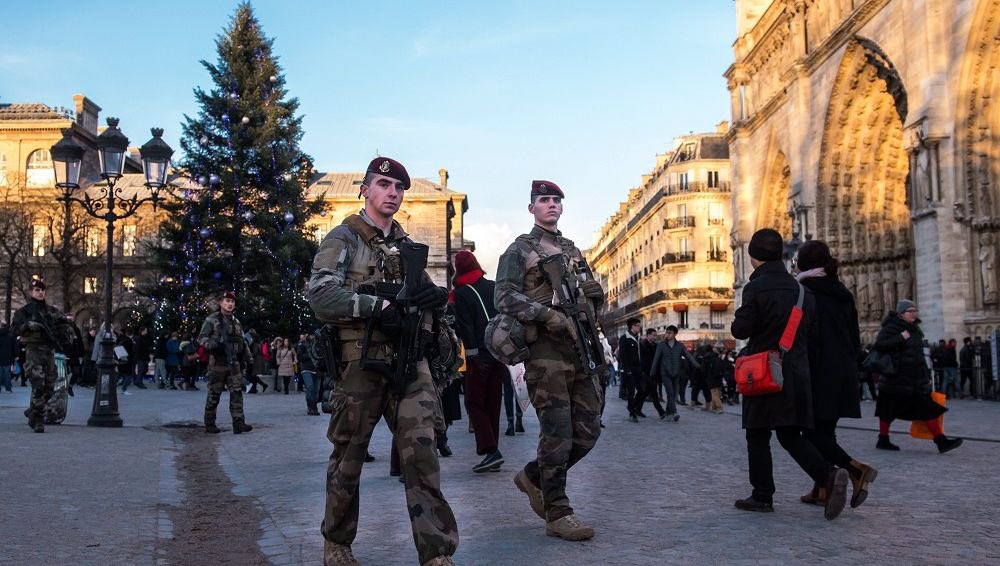 DamienRieu's tweet photo. Blocs en béton, dispositifs anti-camions, fouille des sacs, panneaux vigipirate, portiques de sécurité, militaires sentinelles partout… l’esprit de Noël dans un pays islamisé 🥰🎄🎅🏼 https://t.co/8j5Z55lQ4Z